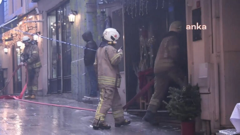 istiklal-caddesinde-yangin-mutfaktan-ciktigi-ogrenildi-YGFjSJuN.jpg