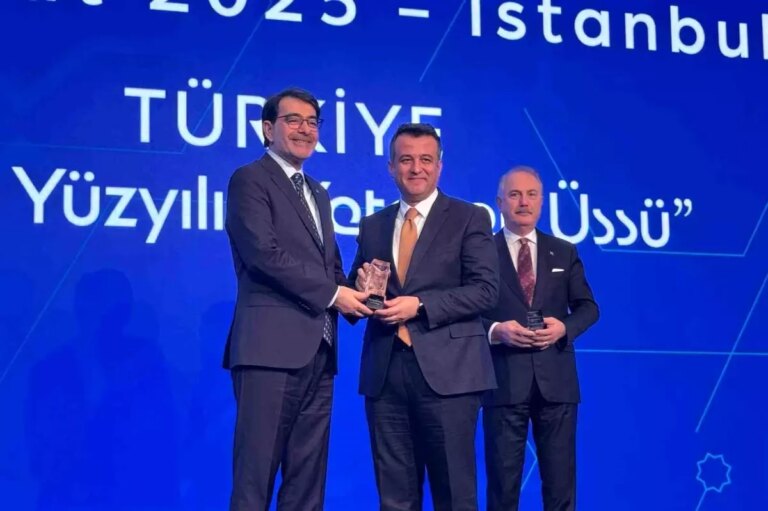 samsun-buyuksehir-belediyesi-en-cok-staj-imkani-sunan-yerel-yonetim-odulunu-aldi-7YNeyEE5.jpg