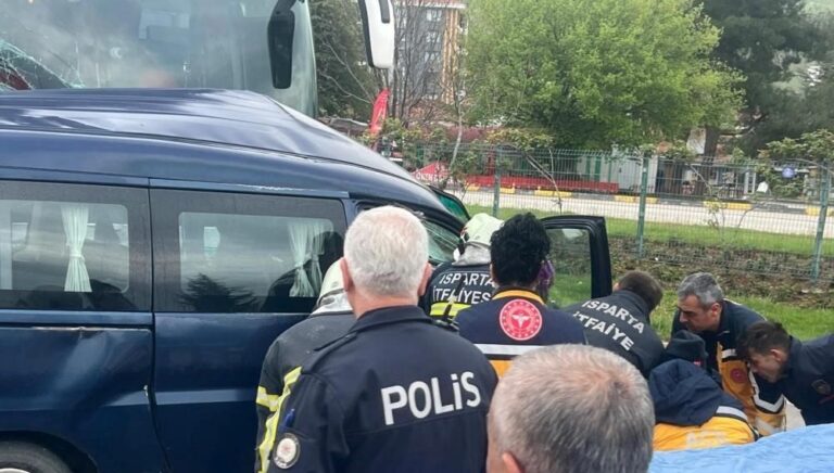 yolcu-otobusu-ile-hafif-ticari-arac-carpisti-1-olu-WA1nmKAe.jpg