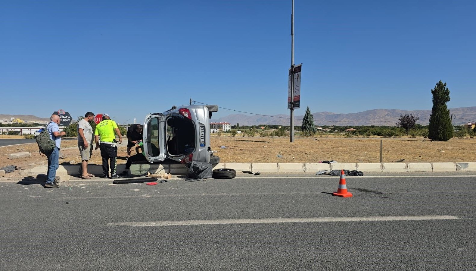 elazigda motosikletle otomobil carpisti 1i agir 2 yarali ZZGZEcpX