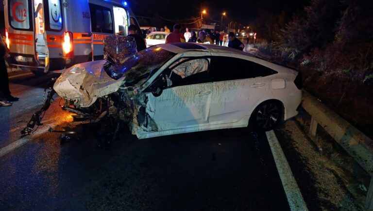 iki otomobil kafa kafaya carpisti LbqefPSQ