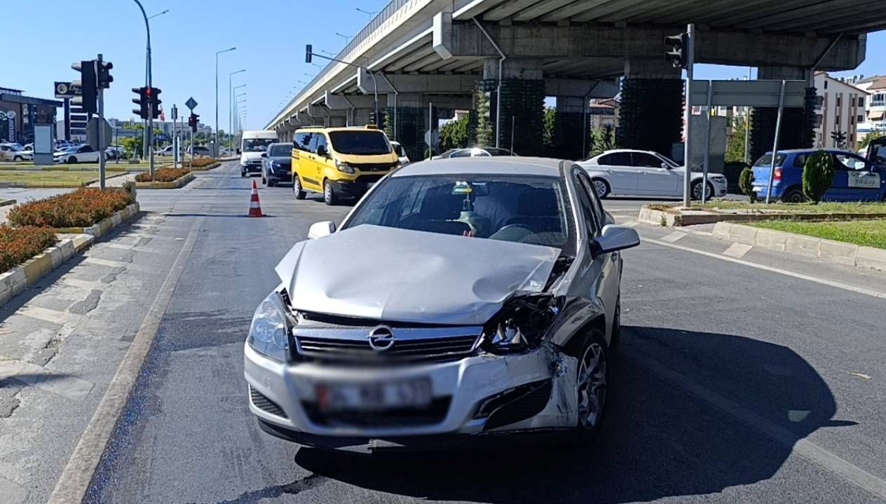 kirmizi isik ihlali kazaya yol acti AiXwWVgs