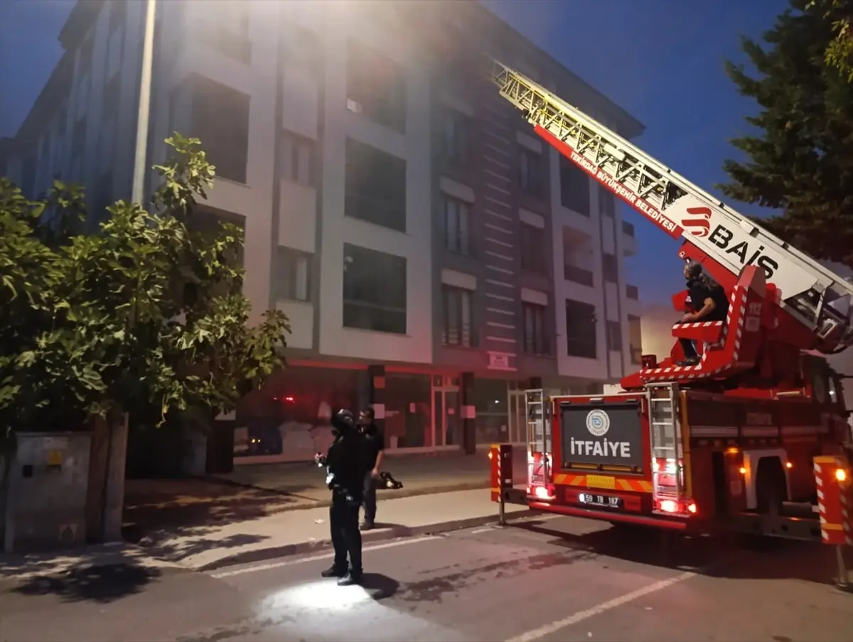 cerkezkoyde otopark yangini iki arac kuller haline geldi XBAjs3RC.jpg