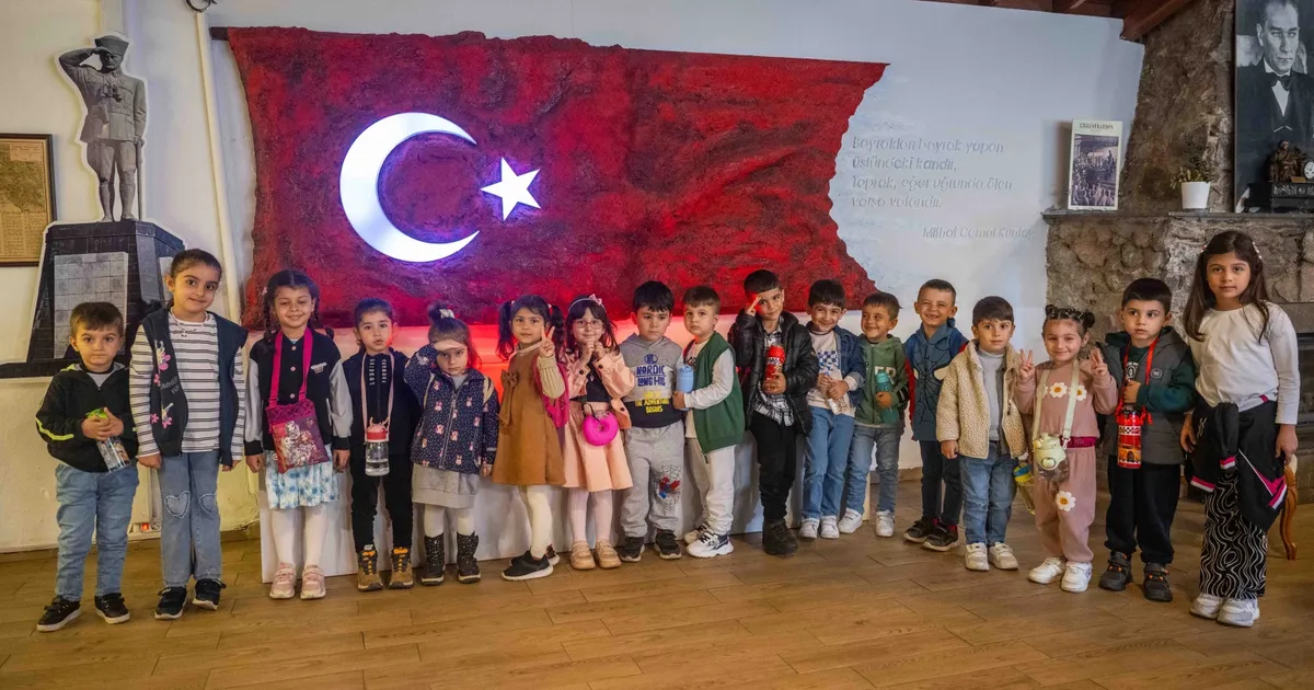 cocuklar ve kadinlar cumhuriyet ruhu ile belkahvede bulustu MbtWadNa.webp