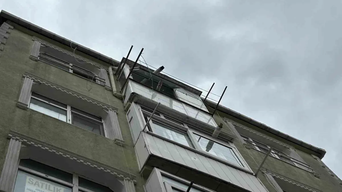 fatihte pencereden dusen kadin hayatini kaybetti ZtWMrzf8