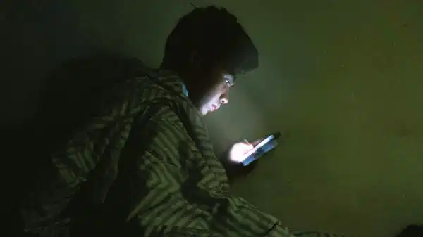 gece telefona bakanlar dikkat sessizce cokertiyor uwZSU5lx.jpg