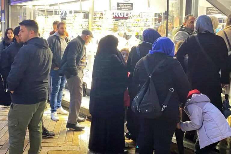 kuyumcularin onunde altin kuyrugu ejD4gOZY.jpg