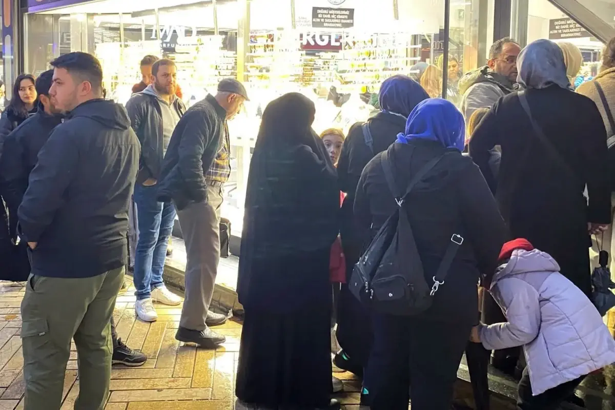 kuyumcularin onunde altin kuyrugu ejD4gOZY.jpg