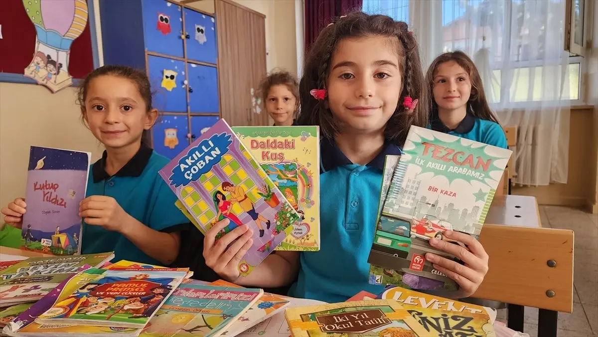 ogrencilerden kitap koprusu bagisi XRcSTvOq.jpg