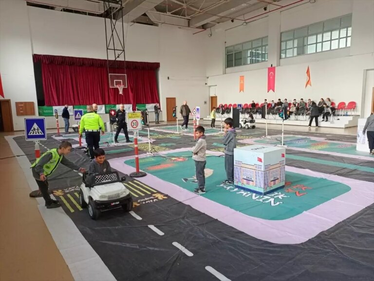 carsambada-ogrencilere-trafik-egitimi-8YOPzku2.jpg