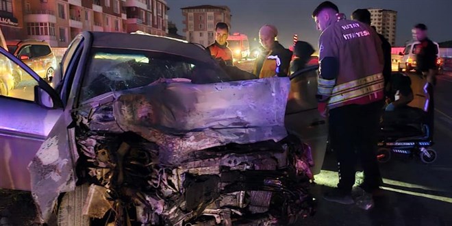 hatayda otomobil ile minibus carpisti cok sayida yarali var rGpzINFI.jpg