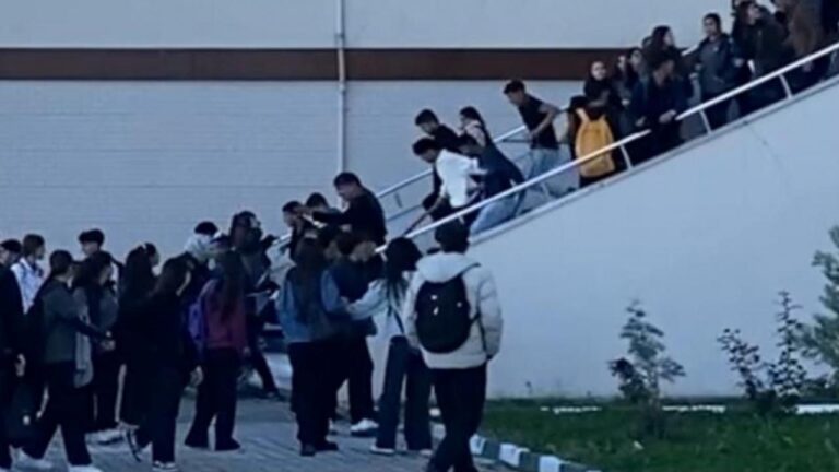 okulda korku dolu anlar sopalarla baskin yaptilar X4ZC2Vjl.jpg