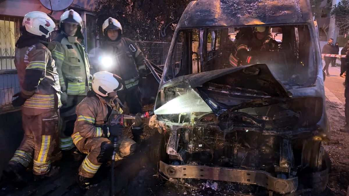 Avcılar’da Park Halindeki Minibüs Alev Alev Yandı