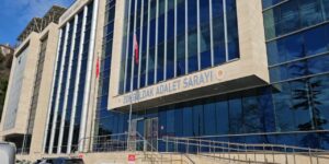 banyo-duvarini-deldi-yilan-kamera-ile-komsusu-ve-kizlarini-kayda-aldi-xTKDLhNf