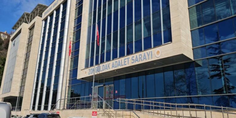 banyo-duvarini-deldi-yilan-kamera-ile-komsusu-ve-kizlarini-kayda-aldi-xTKDLhNf