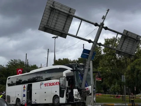 Istanbulda yolcu otobusu kaza yapti 2si agir 30 yarali 5lHmyJFV